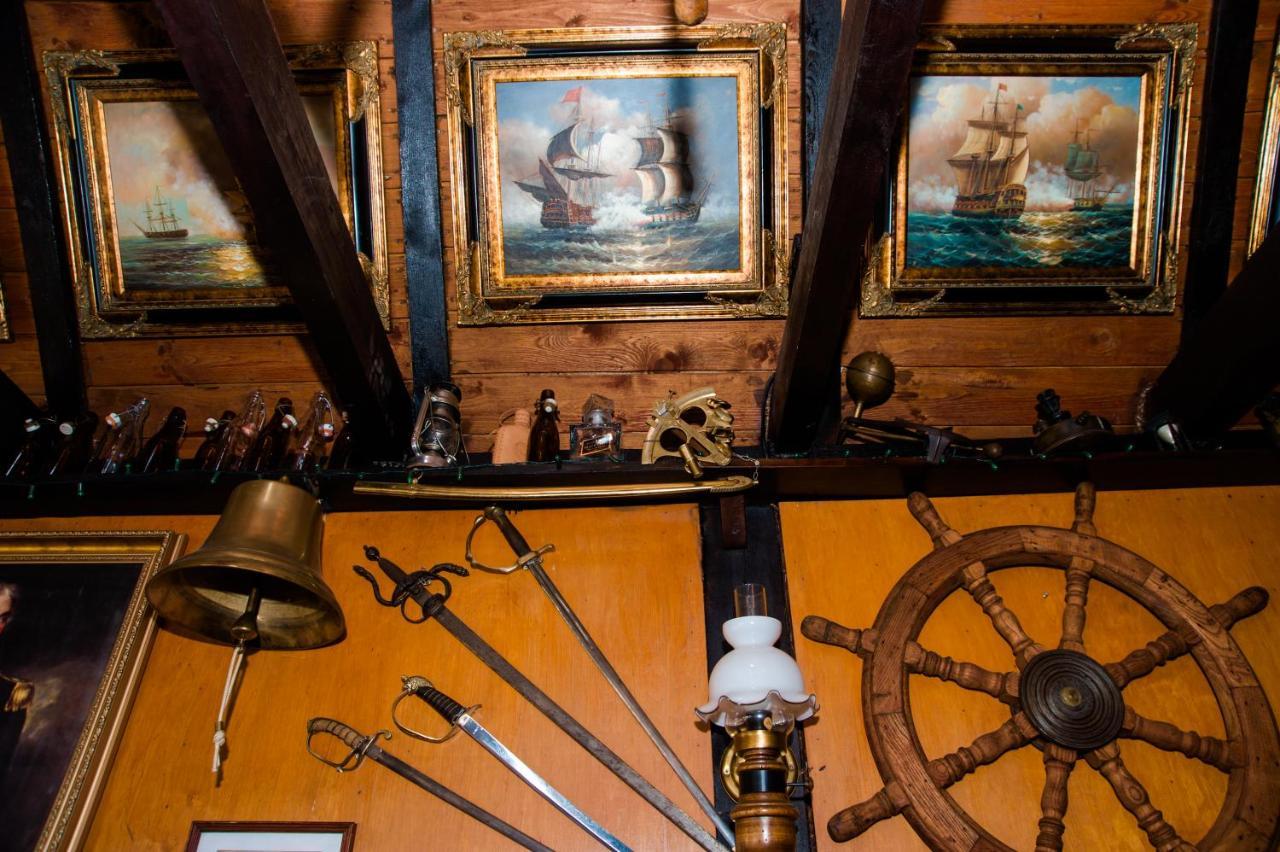& Restaurant Admiral Nelson Hel